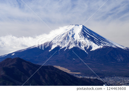 白雪皚皚的富士山和山脈的壯麗景色（高川山觀景點） 124463608