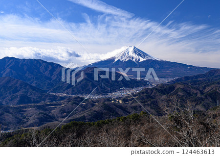 Spectacular view of snow-capped Mt. Fuji and the mountain ranges (Takakawayama Viewpoint) 124463613
