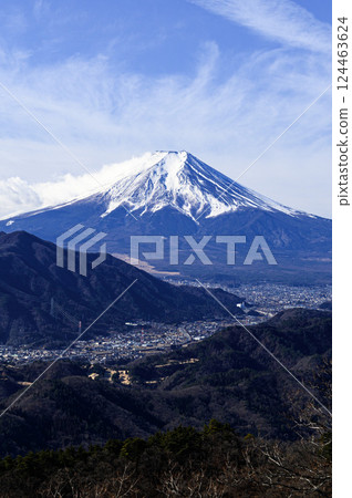 Spectacular view of snow-capped Mt. Fuji and the mountain ranges (Takakawayama Viewpoint) Spectacular view of snow-capped Mt. Fuji and the mountain ranges (Takakawayama Viewpoint) 124463624