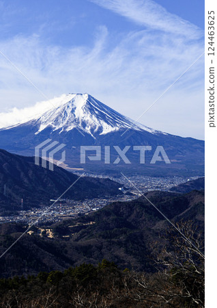 Spectacular view of snow-capped Mt. Fuji and the mountain ranges (Takakawayama Viewpoint) Spectacular view of snow-capped Mt. Fuji and the mountain ranges (Takakawayama Viewpoint) 124463625
