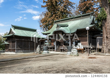 Wakamiya Hachimangu Shrine, also known as Ota no Hachiman Shrine, has its worship hall and Kagura hall. 124464138