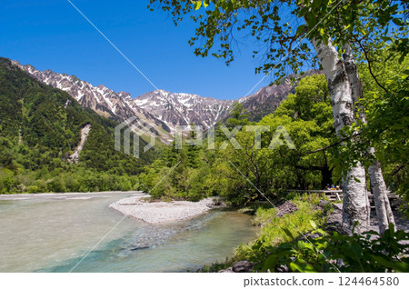 [Refreshing Kamikochi] The fresh greenery around Kappa Bridge and the magnificent view of the Hotaka mountain range 124464580