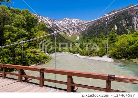 [Refreshing Kamikochi] A spectacular view of the Hotaka mountain range from the symbol of the area, Kappa Bridge 124464587