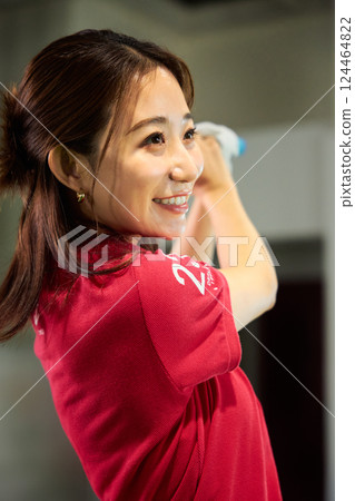 一名女子在室內高爾夫練習場練習 124464822
