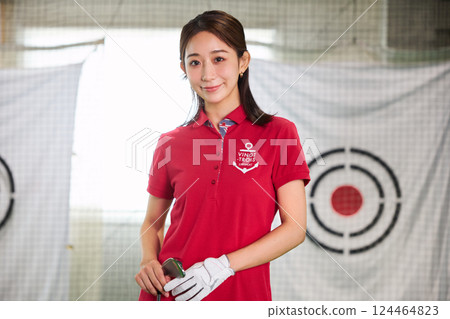 一名女子在室內高爾夫練習場練習 124464823