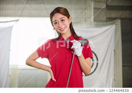 一名女子在室內高爾夫練習場練習 124464830