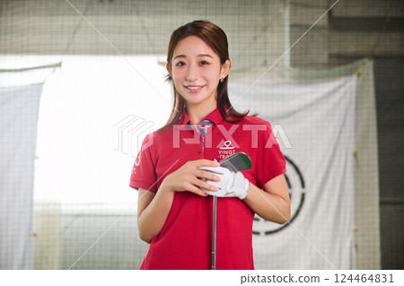 一名女子在室內高爾夫練習場練習 124464831
