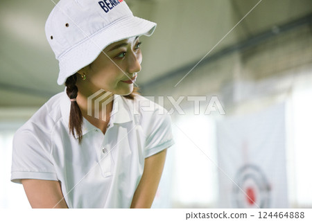 一名女子在室內高爾夫練習場練習 124464888