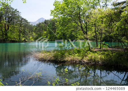 福島縣北鹽原村裡磐梯的毘沙門湖與磐梯山的春光 福島縣北鹽原村裡磐梯的毘沙門湖與磐梯山的春光 124465089