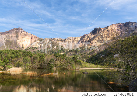 福島縣北鹽原村裡磐梯的泉銅沼和磐梯山 124465091