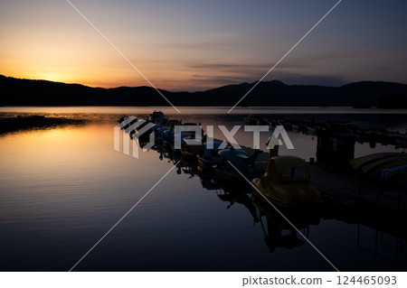 福島縣北鹽原村裡磐梯的黃昏檜原湖 福島縣北鹽原村裡磐梯的黃昏檜原湖 124465093