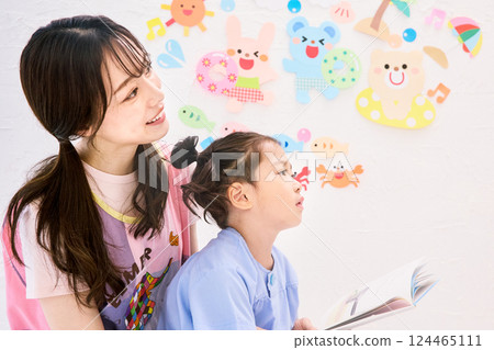 保育老師與幼兒園小朋友一起閱讀繪本 124465111