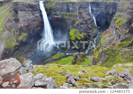 在冰島的夏季旅行中，徒步前往巨大的 Haifoss 瀑布 124465375