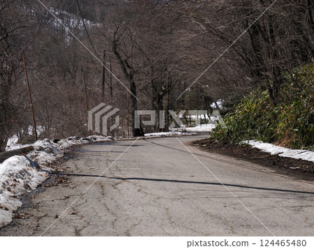 積雪融化後的山彎道 124465480