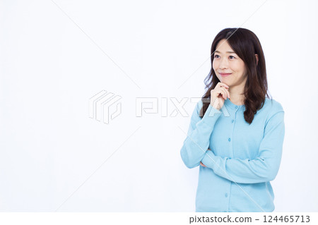 微笑著思考的女人 124465713