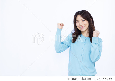一個女人微笑著擺出勇敢的姿勢 124465736