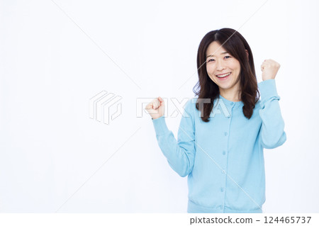 A woman doing a guts pose with a smile 124465737