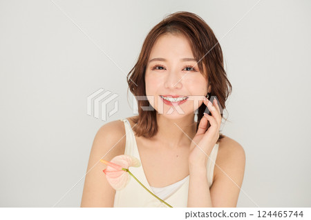 可愛的女人與美容化妝 124465744