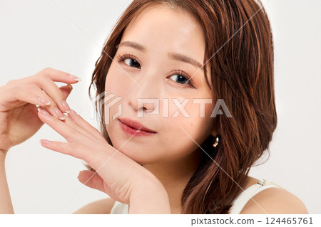 可愛的女人與美容化妝 可愛的女人與美容化妝 124465761