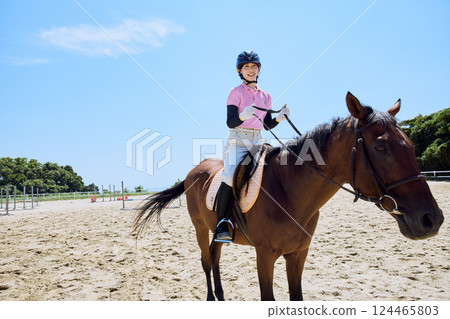 練習騎馬的女人 124465803