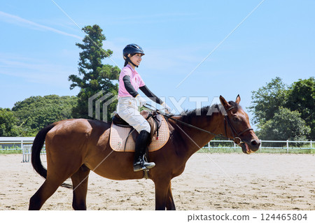 練習騎馬的女人 124465804
