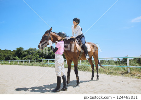 練習騎馬的女人 124465811