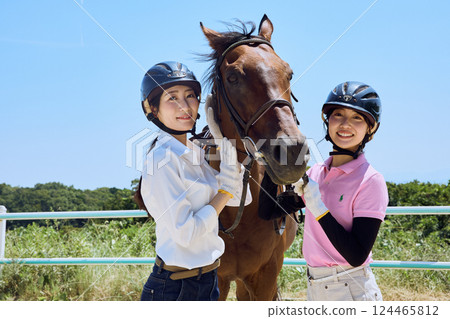 練習騎馬的女人 124465812