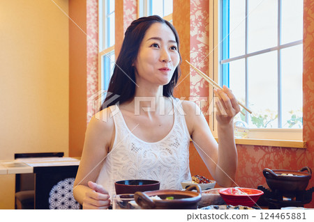 在餐廳用餐的女人 在餐廳用餐的女人 124465881