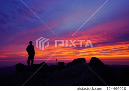 登山者在伊東山頂欣賞日落 124466028