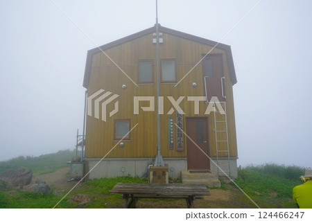 A shelter on Mt. Ito covered in thick fog 124466247