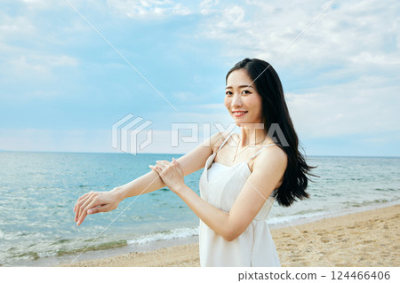 看夏天海的婦女 124466406
