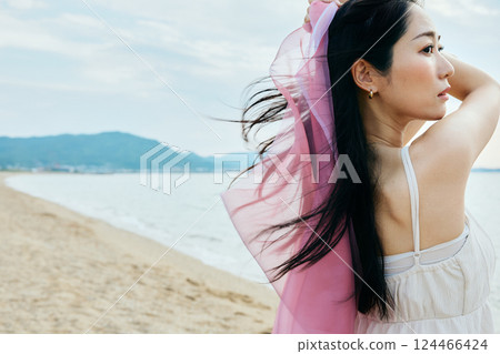看夏天海的婦女 看夏天海的婦女 124466424