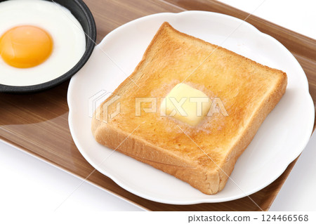 Toast and fried eggs 124466568