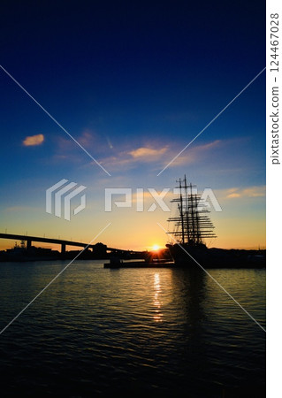 Kaiwomaru dyed in the setting sun 124467028