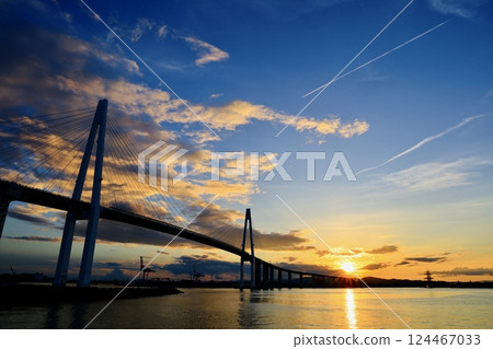 夕陽照亮的新湊橋 124467033