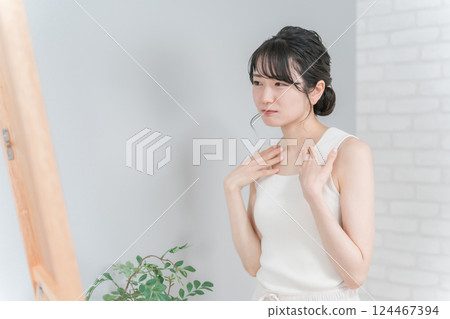 照鏡子的亞洲年輕女性脖子上有皺紋和肩部 照鏡子的亞洲年輕女性脖子上有皺紋和肩部 124467394