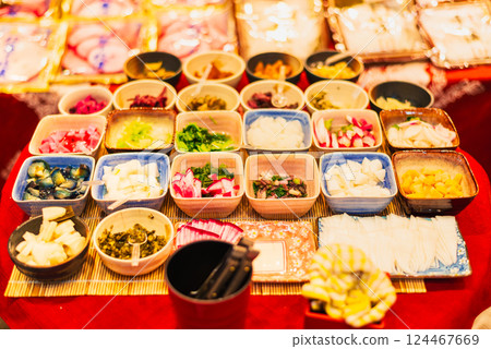 京都錦市場:各種泡菜可供品嚐 京都錦市場:各種泡菜可供品嚐 124467669