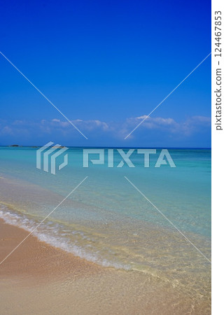 波照間島的美麗大海和清新的天空 波照間島的美麗大海和清新的天空 124467853
