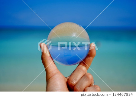 The beautiful sea and refreshing sky of Hateruma Island are captured in crystal The beautiful sea and refreshing sky of Hateruma Island are captured in crystal 124467854