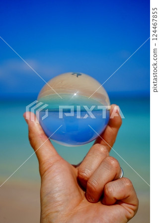 波照間島美麗的大海和清爽的天空被水晶般捕捉 波照間島美麗的大海和清爽的天空被水晶般捕捉 124467855