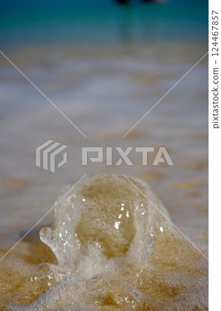 水晶球被沖上海灘 124467857