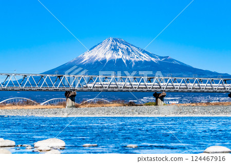 東海道新幹線 N700 系列穿越富士河大橋,背景為富士山 東海道新幹線 N700 系列穿越富士河大橋,背景為富士山 124467916