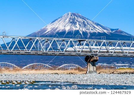 東海道新幹線 N700 系列穿越富士河大橋，背景為富士山 124467929