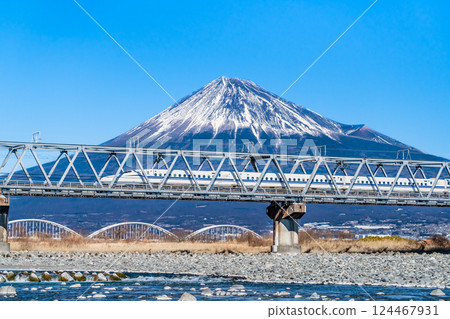 東海道新幹線 N700 系列穿越富士河大橋,背景為富士山 東海道新幹線 N700 系列穿越富士河大橋,背景為富士山 124467931
