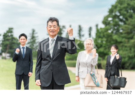 老一輩和 Z 世代商人和穿著西裝的女商人在公園散步 老一輩和 Z 世代商人和穿著西裝的女商人在公園散步 124467937