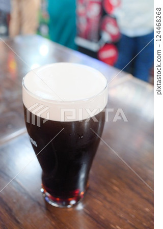 在英國酒吧喝一杯黑啤酒的幸福時光 124468268