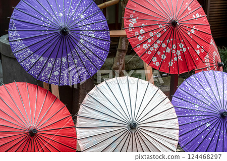 馬場八幡神社境內的日式雨傘之美 [背景素材] 124468297