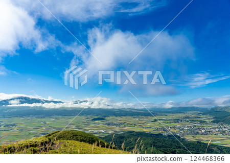 熊本縣阿蘇市：秋天從大觀峰眺望阿蘇火山口 124468366