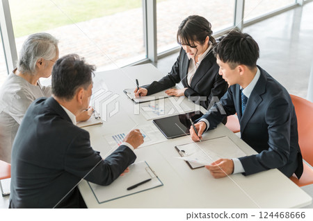 行政機關的男性和女性與老年人諮詢（護理、醫療、支持） 124468666