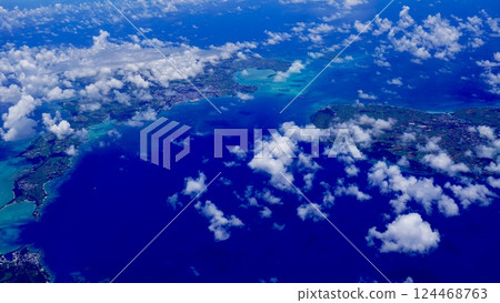 從飛機上拍攝的宮古島和伊良部島 124468763